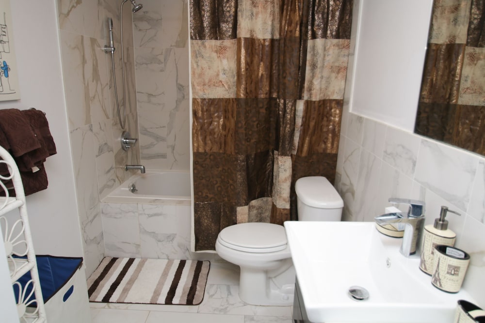 Luxury Apartment, 3 Bedrooms, City View, Corner (1 King, 2 Queen Beds, & 1 Double)