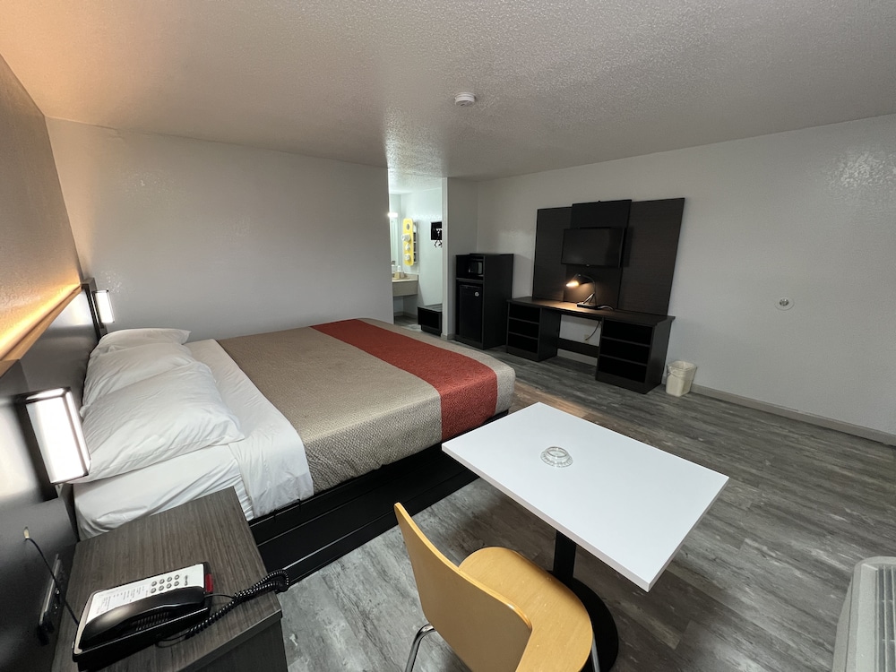 Deluxe Suite, 1 King Bed, Non Smoking, Hot Tub photo 3