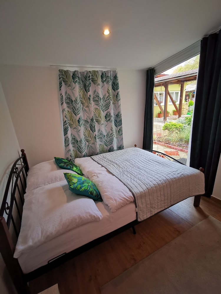 Family Room, Garden View (5 beds) photo 3