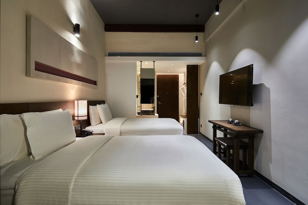 Deluxe King Room, Lake View photo 1