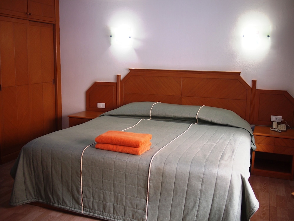 Standard Room, 1 King Bed thumbnail 5