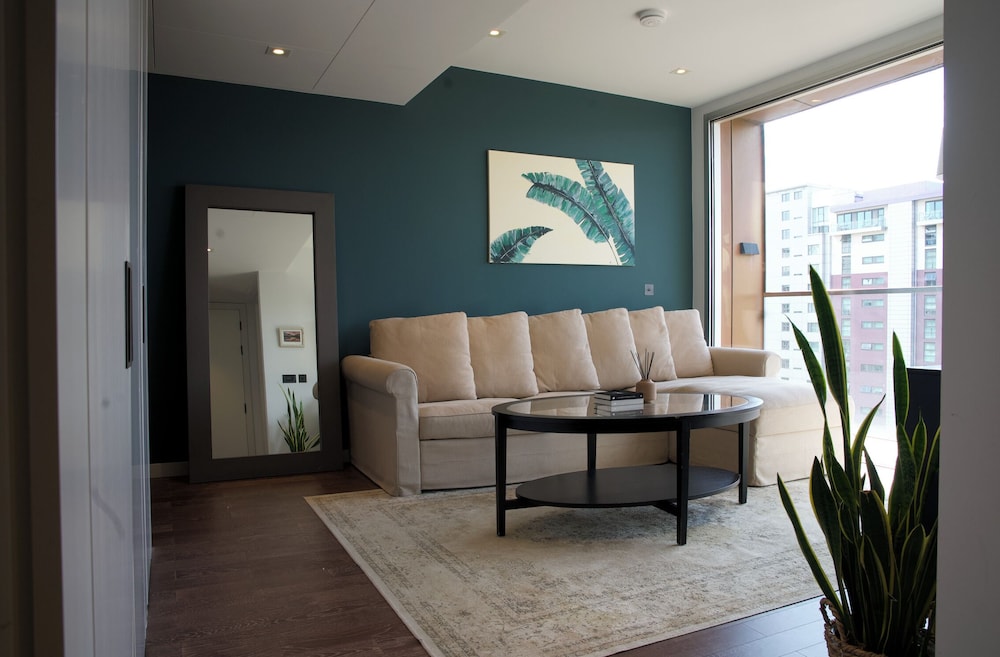 Luxury Apartment, Multiple Bedrooms, Balcony photo 3