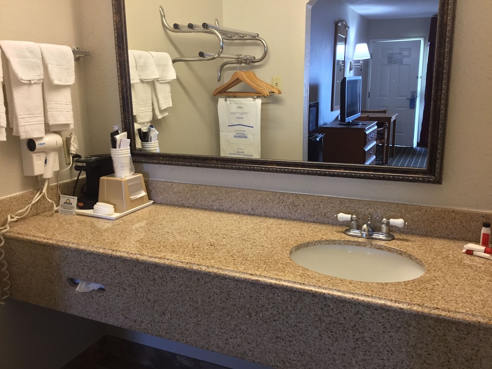 Standard Room, 1 King Bed, Accessible - Photo 2
