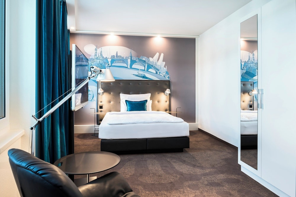 Single Room (with French size bed)