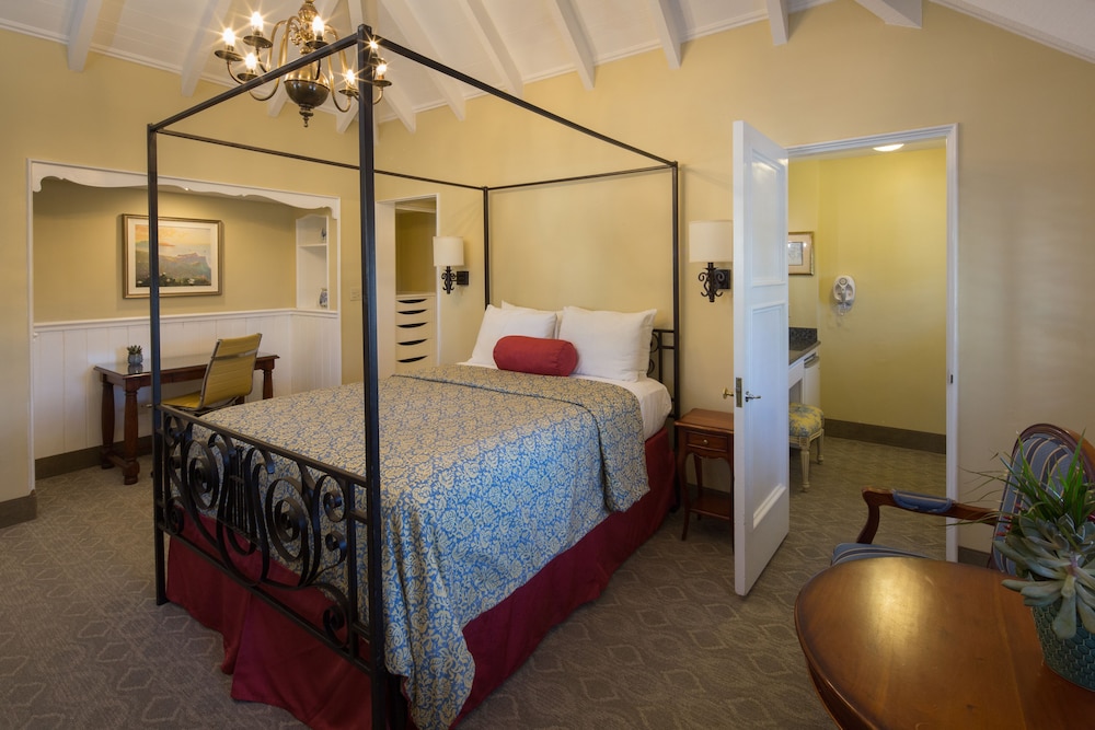 Deluxe Room, 1 King Bed photo 1