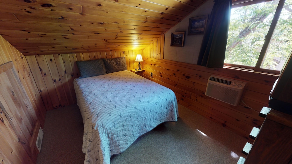 Classic Cabin, 3 Bedrooms, 2 Bathrooms, River View photo 1
