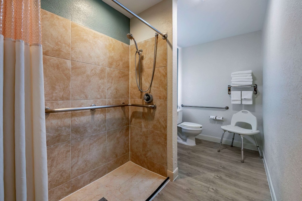Room, 1 King Bed, Accessible, Non Smoking - Photo 6
