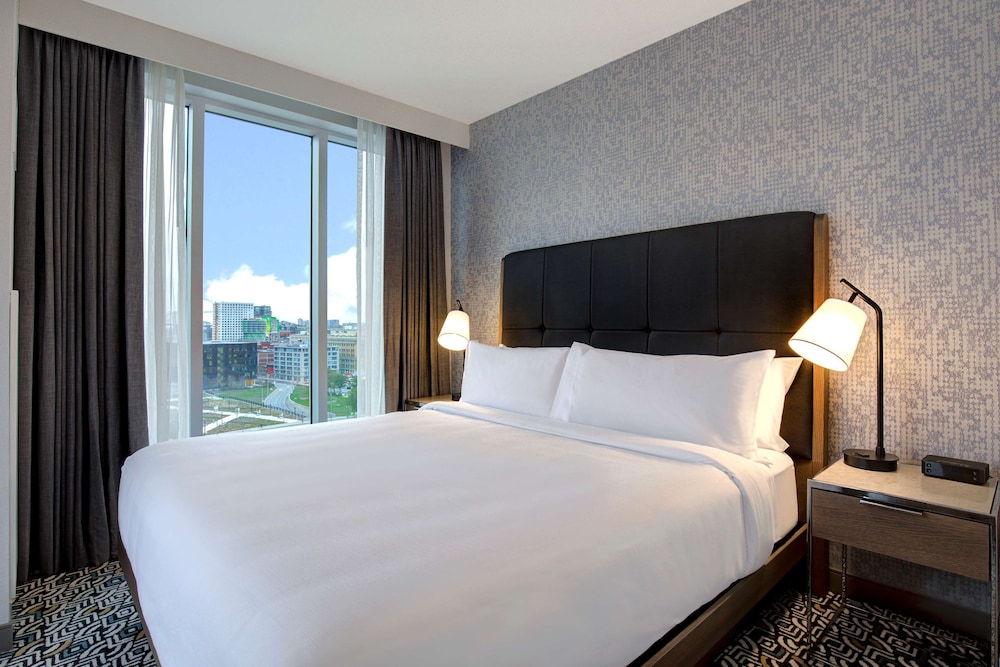 Suite, 1 Bedroom, Balcony - Photo 6