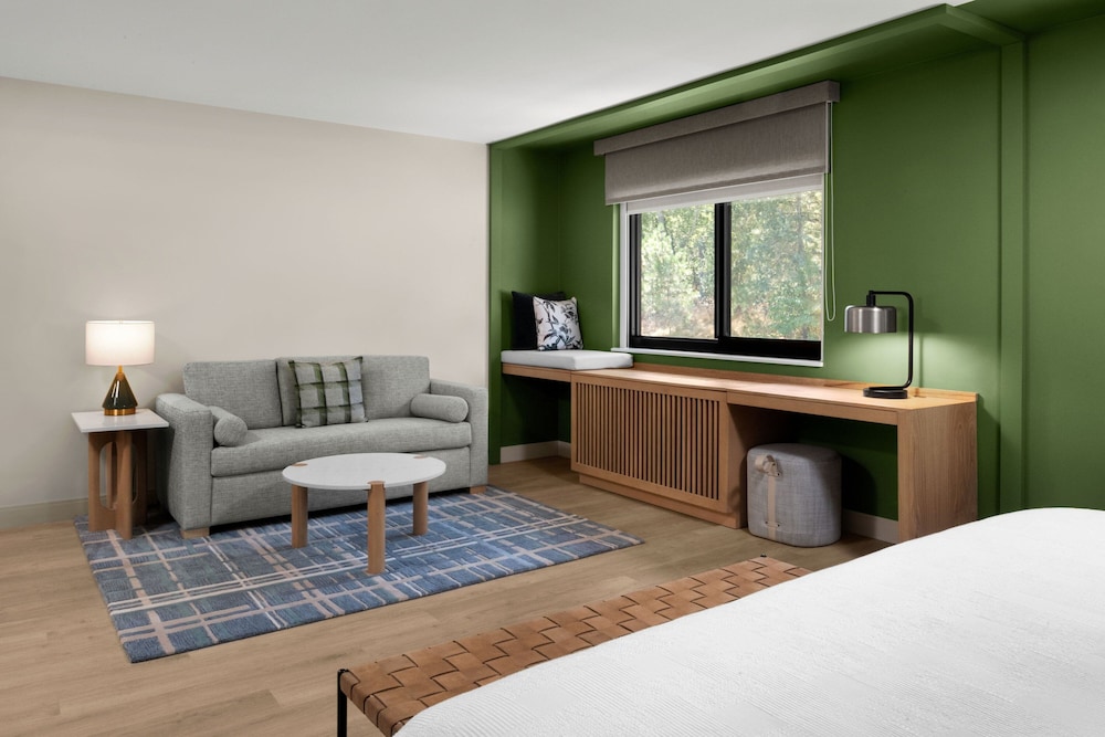 Suite, 1 King Bed - Photo 3