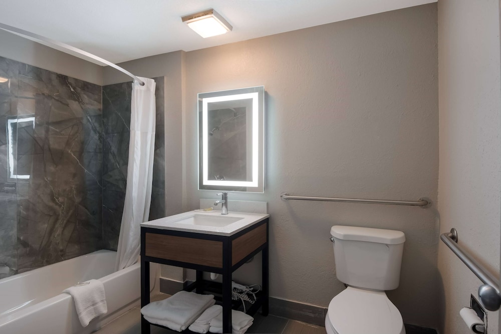 Room, 1 King Bed, Accessible, Non Smoking (Mobility) - Photo 2