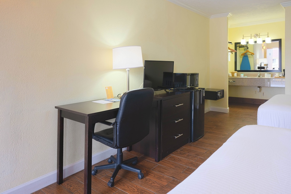 Premium Room, 2 Queen Beds - Photo 4