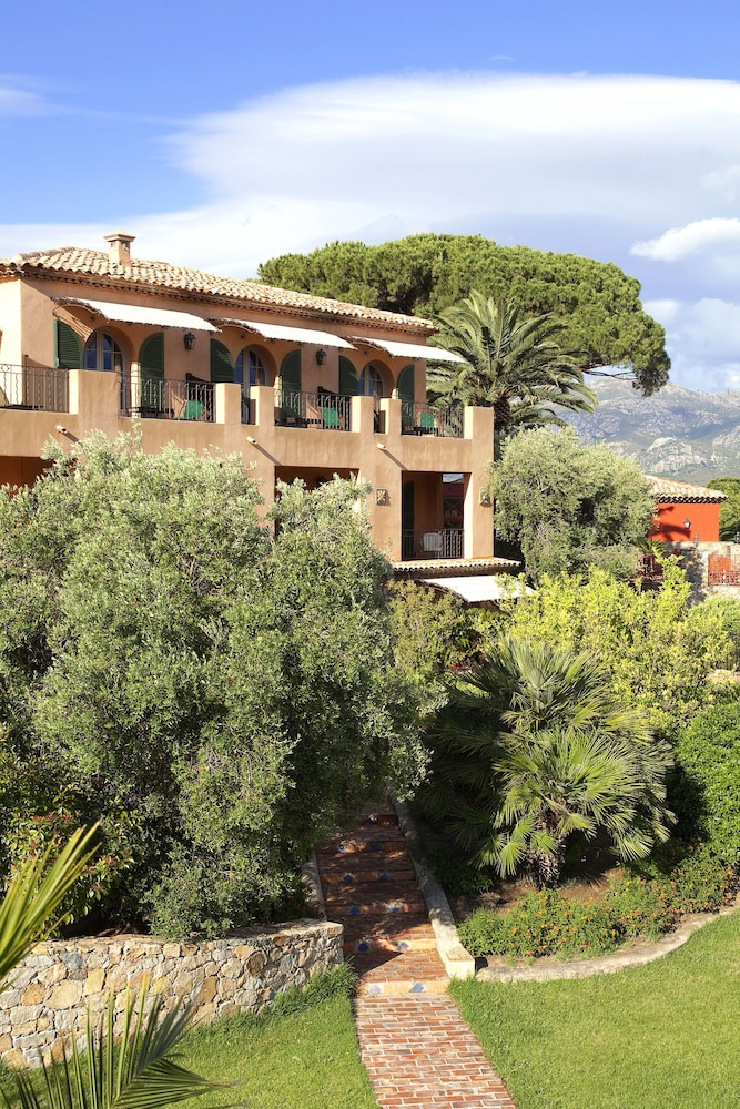 Classic Suite, 1 Double Bed, Mountain View, Garden Area Classic Suite, 1 Double Bed, Mountain View, Garden Area