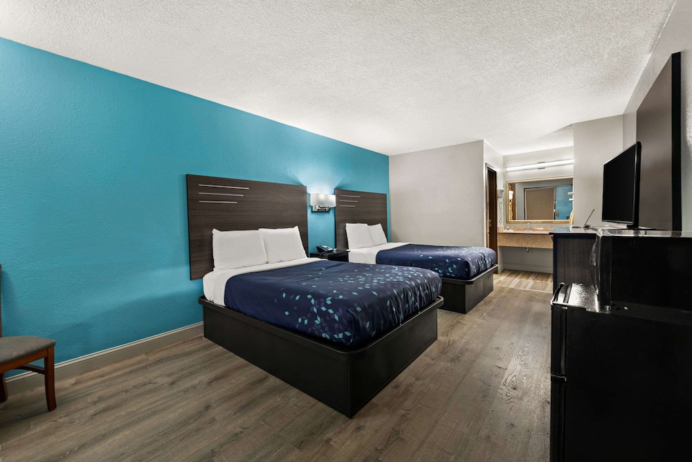 Standard Room, 2 Double Beds, Smoking - Photo 1