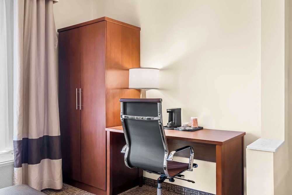 Suite, 1 King Bed, Accessible, Non Smoking - Photo 3