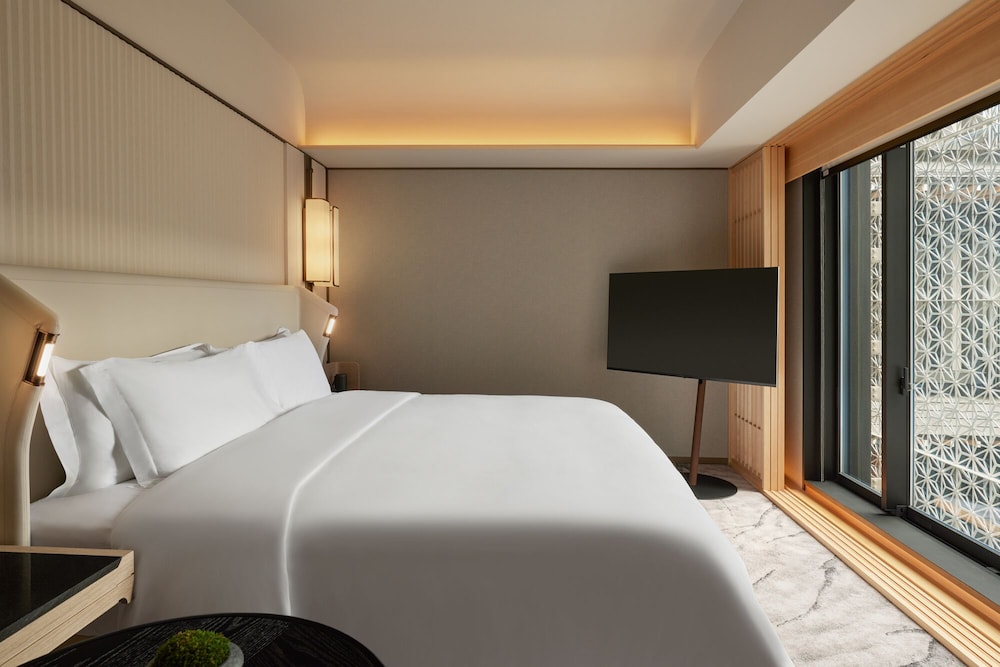 Suite, 1 Bedroom, Corner (1 King Bed) - Photo 2