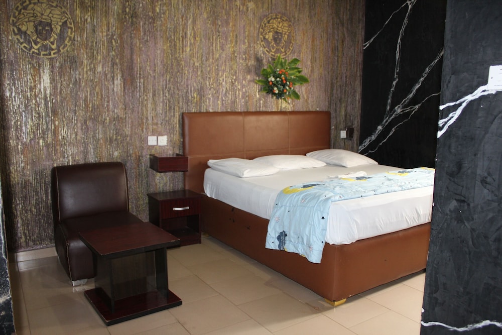 Single Room, 1 Queen Bed, Roll-in Shower, Non Smoking