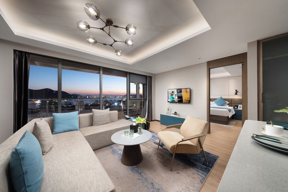 Executive Apartment, 1 Bedroom, Lake View - Photo 5