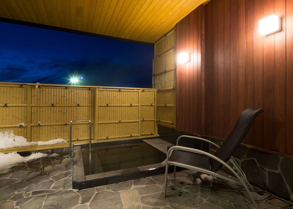 Japanese Western Style Room with Open-air bath - Photo 11