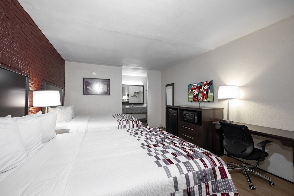 Deluxe Room, 2 Queen Beds, Smoking - Photo 4