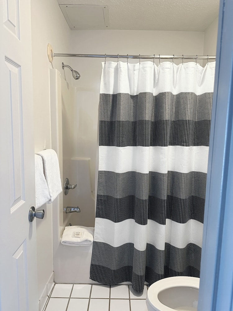 Deluxe Room, 1 King Bed photo 2