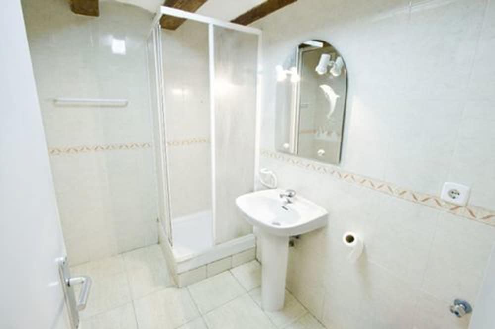 Standard Double Room, 1 Double Bed, Shared Bathroom photo 3