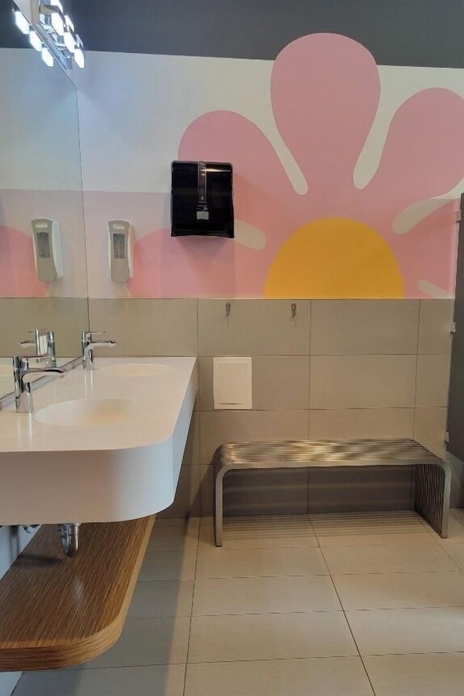 Single bed in 6 bed Female Dormitory Room-shared bathroom