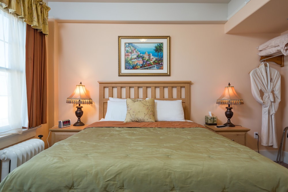Deluxe Suite, 1 Queen Bed with Sofa bed photo 2