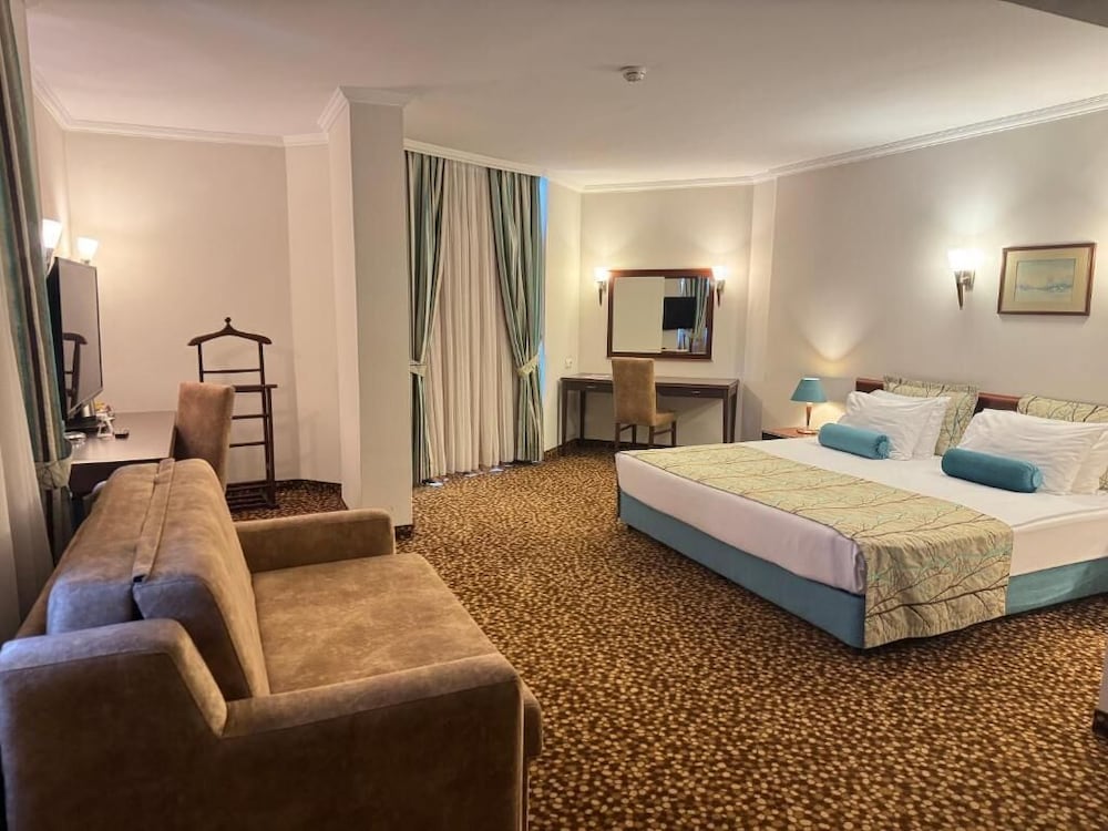 Junior Suite, Multiple Beds, Non Smoking, Balcony (with Sofabed)