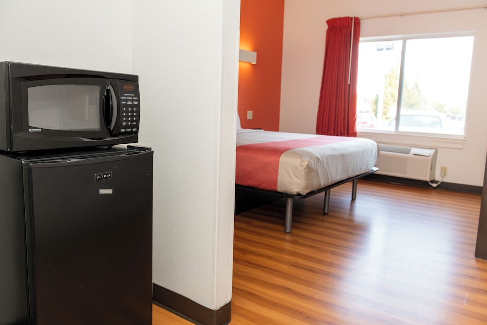Standard Single Room, 1 King Bed, Roll-in Shower, Non Smoking photo 3