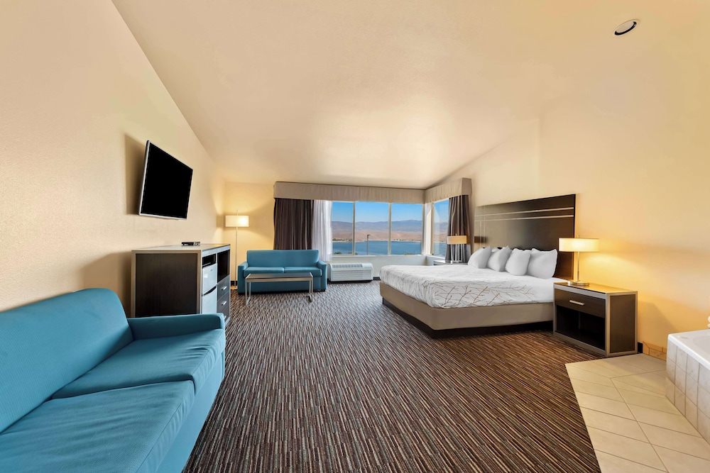 Standard Room, 1 King Bed, Non Smoking, Jetted Tub (Larger Room) photo 3