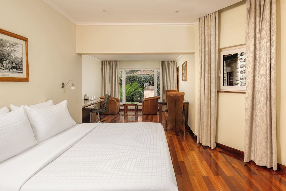 Suite, 1 King Bed with Sofa bed, Garden View (Jacaranda)