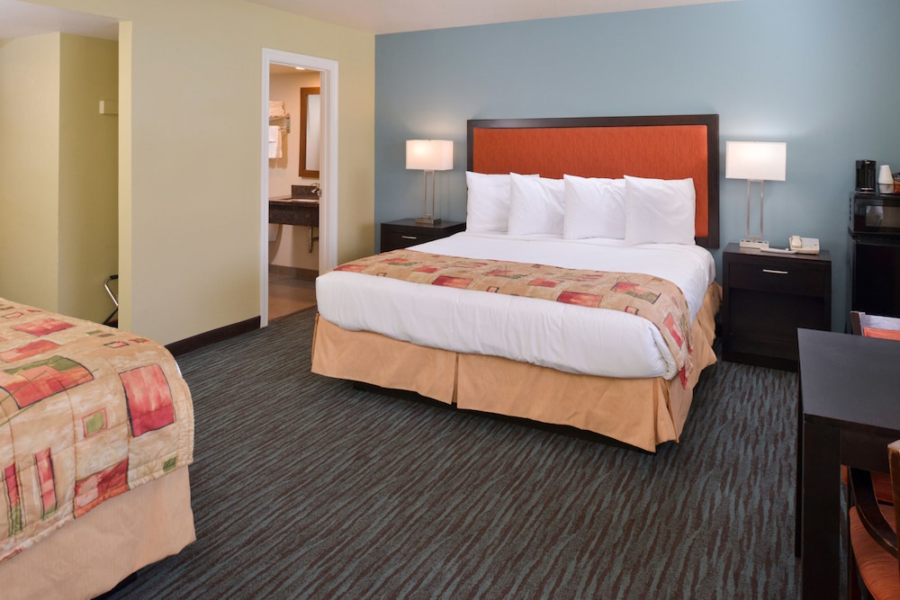 Standard Room, 2 Queen Beds - Photo 4