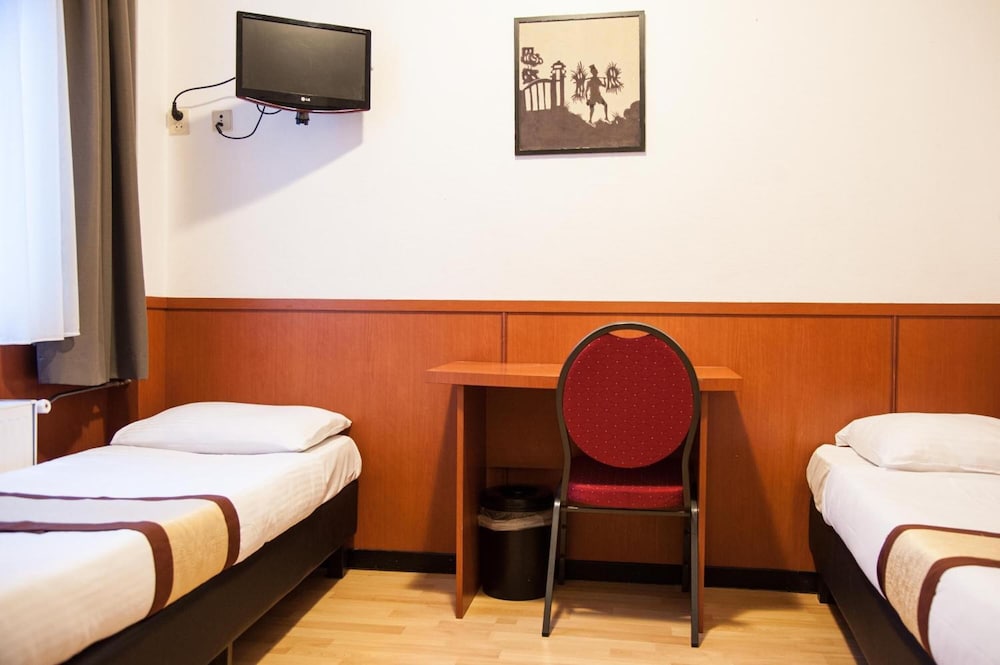 Standard Twin Room (Private Bathroom) photo 1