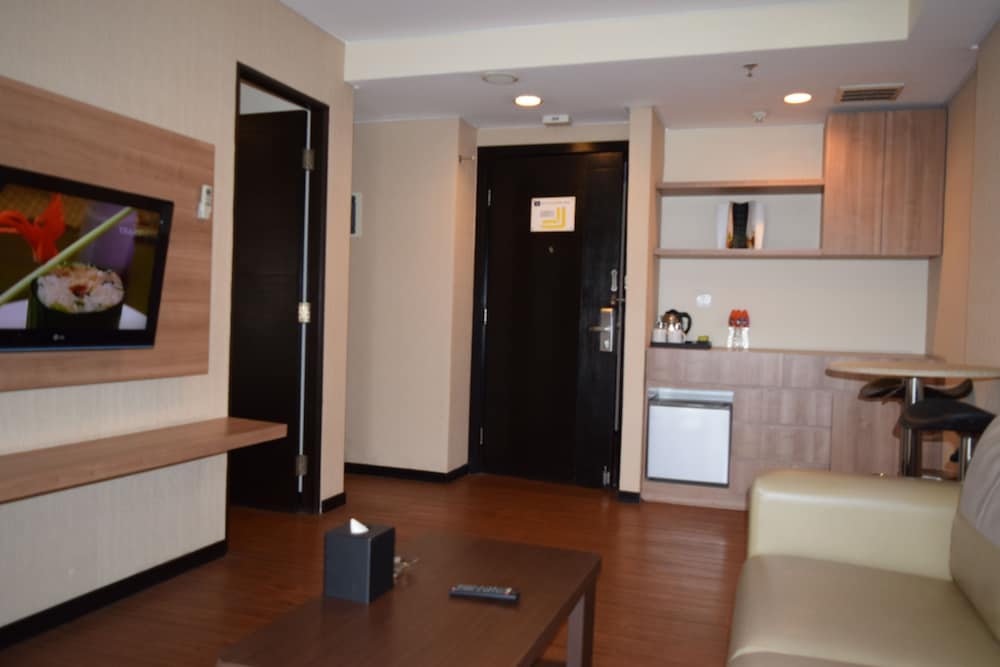 Family Room, 2 Bedrooms photo 3