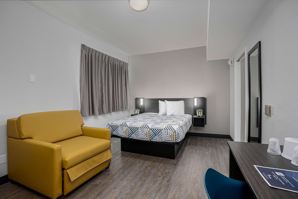 Premium Double Room, 1 Queen Bed, Non Smoking, Refrigerator photo 2