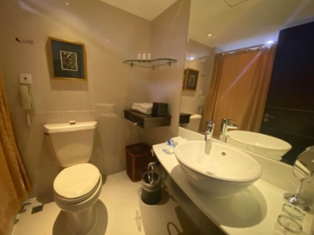 Executive Room thumbnail 6