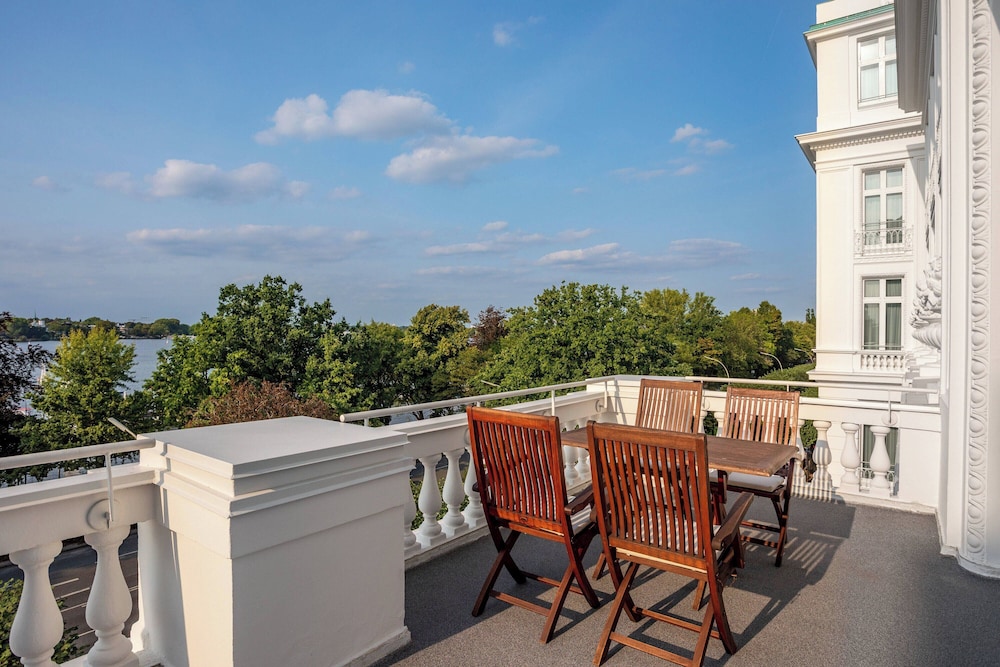 Superior Suite, 1 Bedroom, Lake View (Balcony)