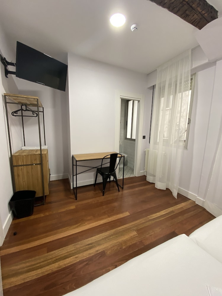 Twin Room - Photo 3