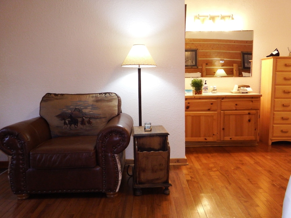 House, 2 Queen Beds, Kitchen, Annex Building ( MacDonald Lake) photo 3