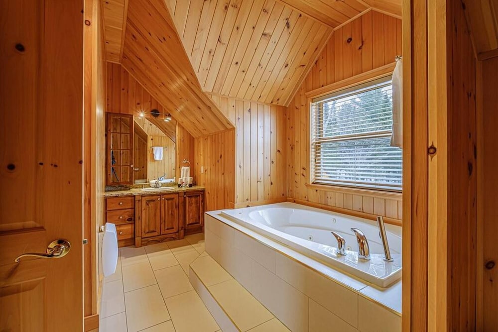 Executive Plus 89 - Luxurious log Home With Private hot tub Pool Sauna and Close to Activities, Photo 5