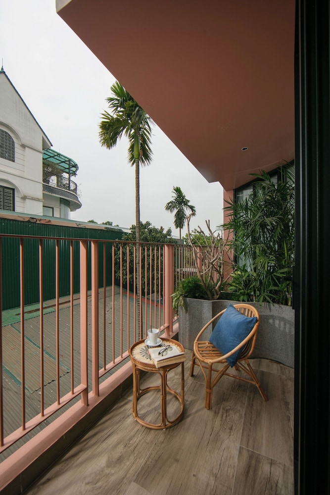Studio With Balcony thumbnail 6