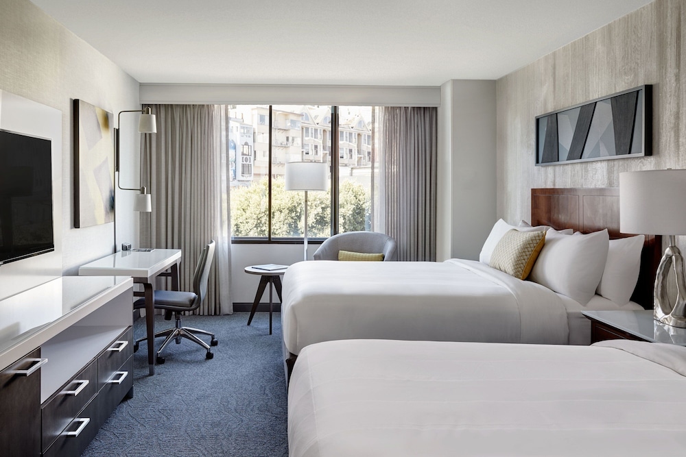 Room, 2 Queen Beds (Mobility Accessible, Roll-In Shower) - Photo 1