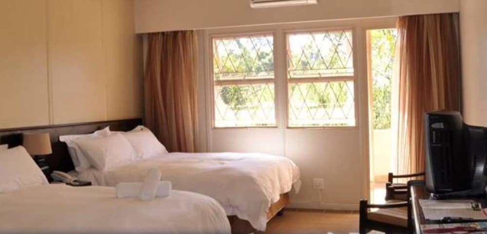 Standard Room, 1 King Bed, Pool View
