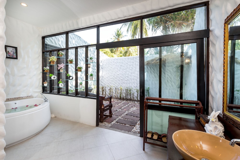 Beach Front Room - Photo 10