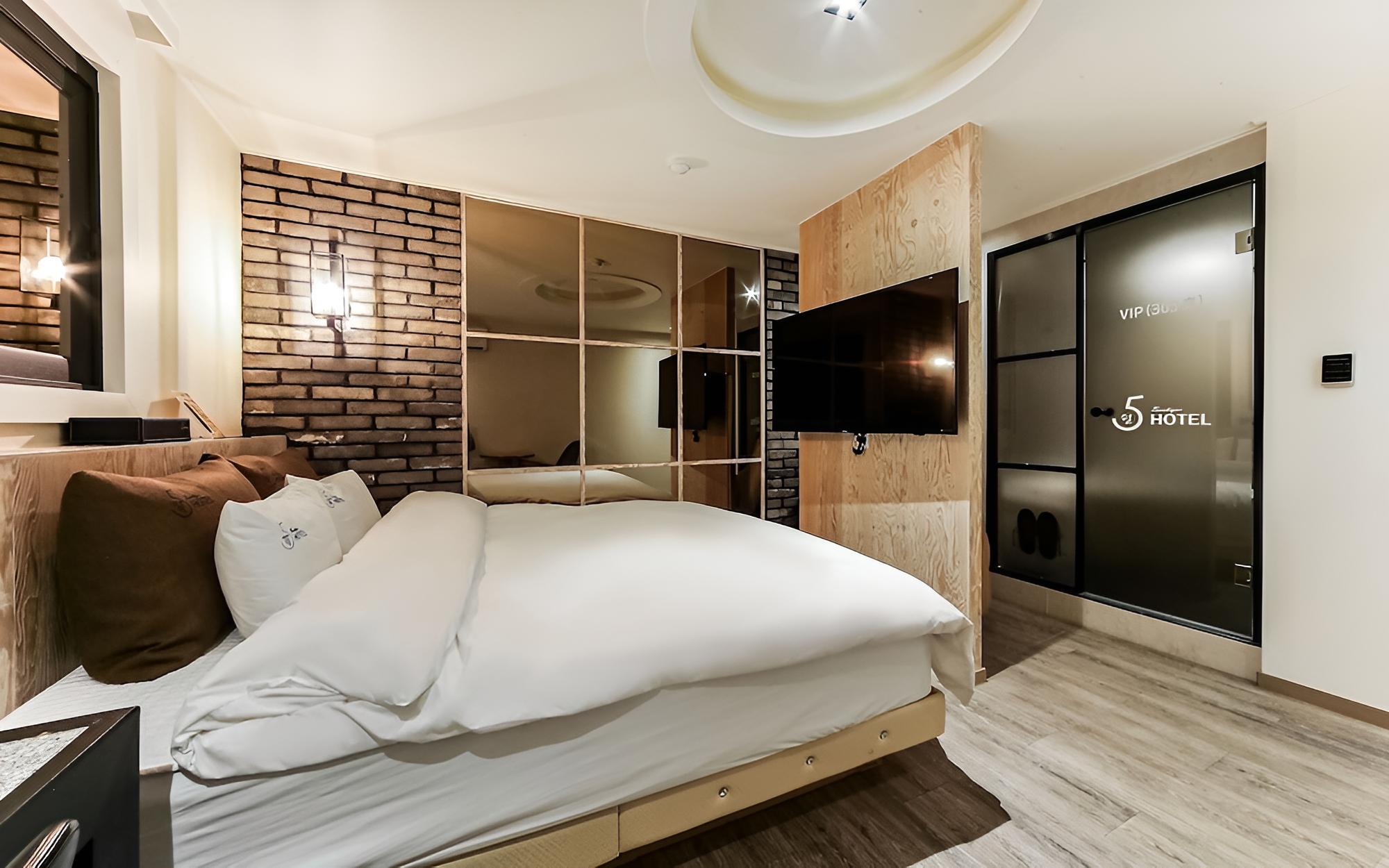 Room (Massage bed room (free Netflix availa) - Photo 1