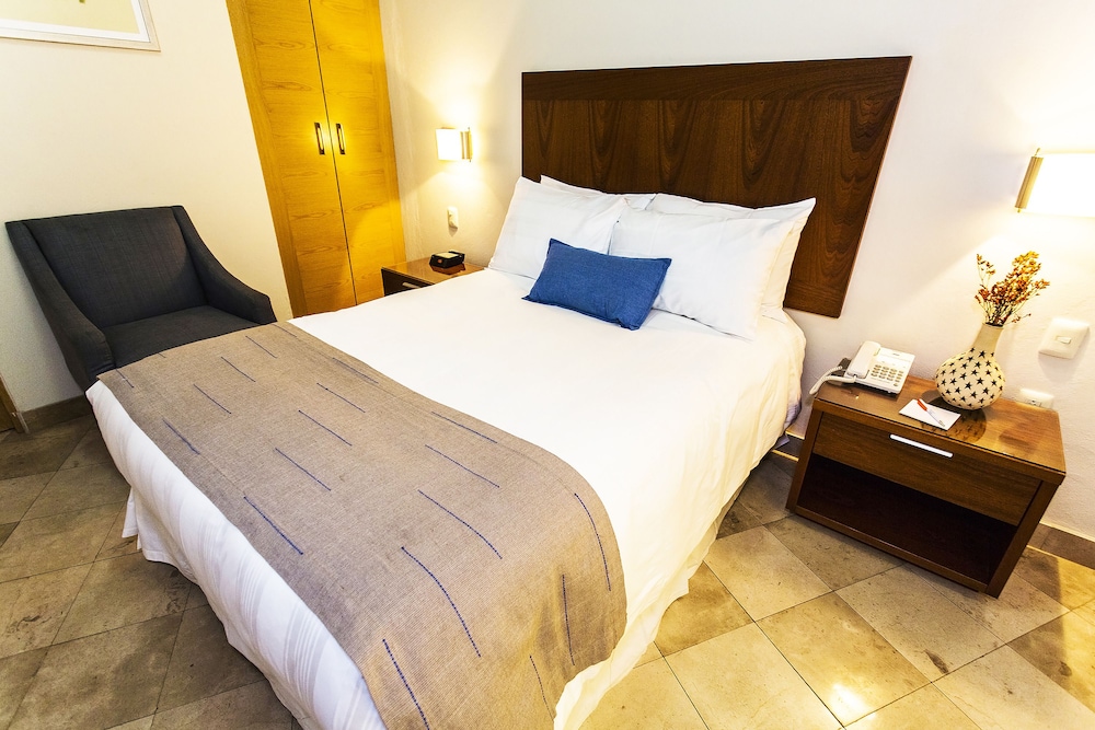 Classic Room, 1 Queen Bed photo 2