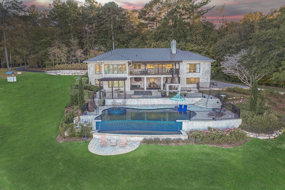 7BR Lakefront Haven Pool Hot Tub Gated 4acres, Billede 2