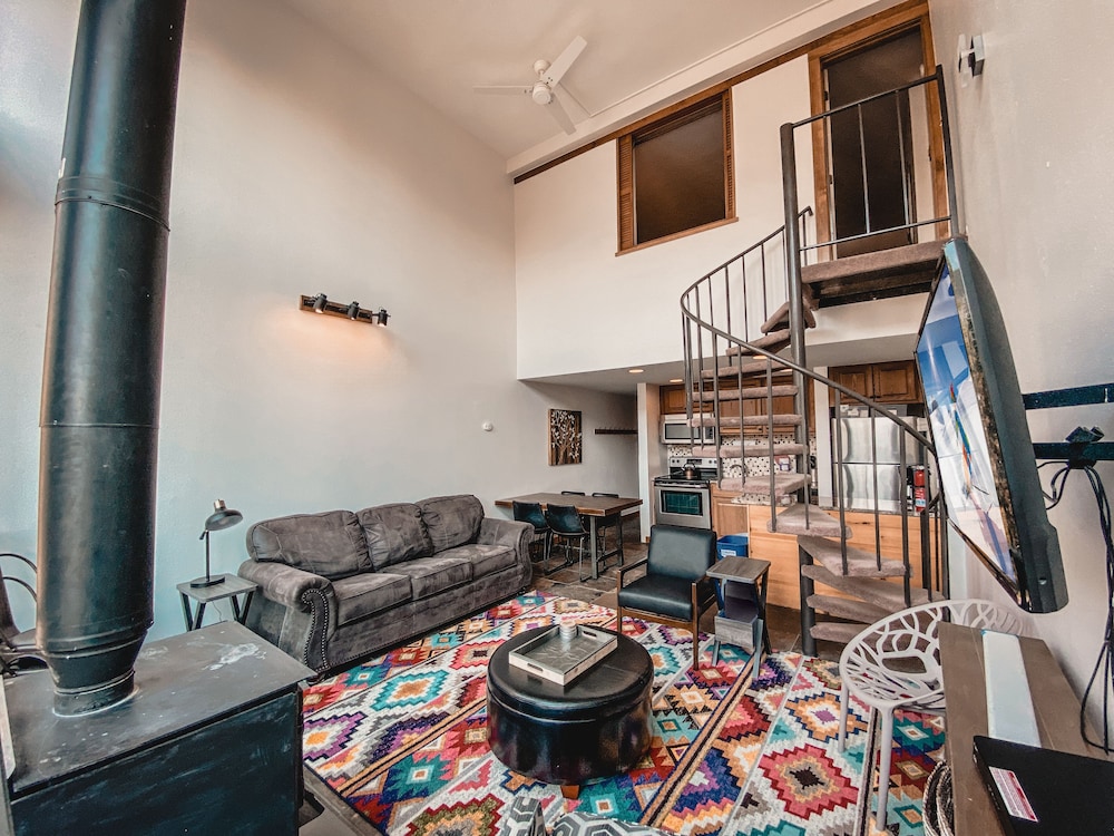 Deluxe Condo, 2 Bedrooms, Pool Access, Lake View (Decatur 1804)