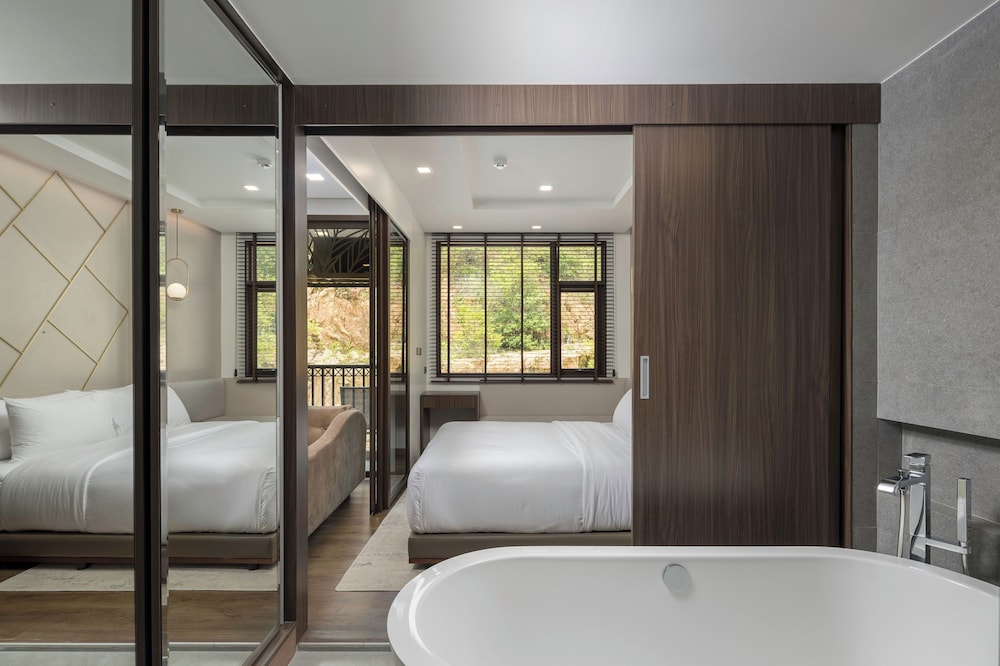 Premier Room, 1 King Bed, Bathtub - Photo 8
