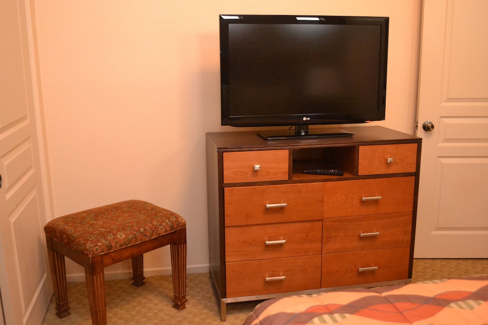 Deluxe Condo, 1 Bedroom - Photo 3